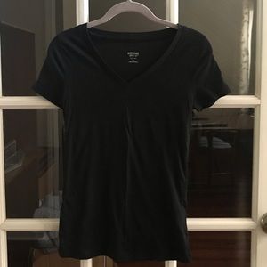 Black v-neck tee
